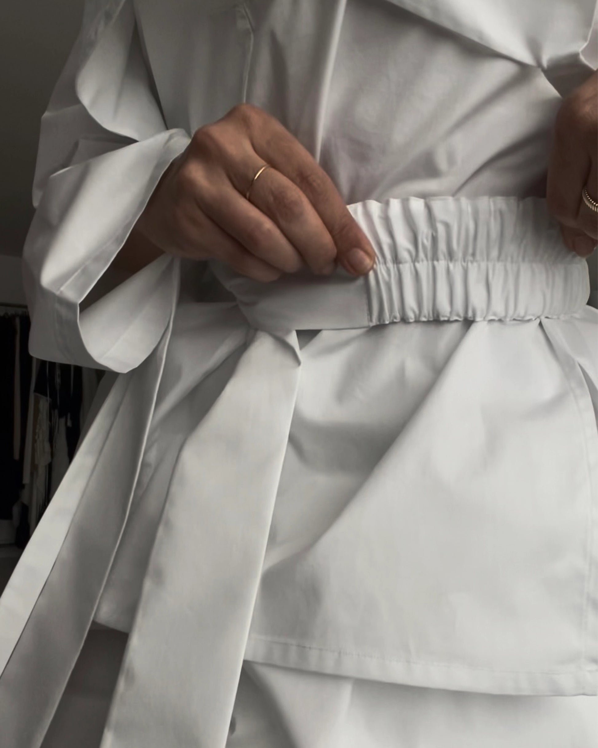 Burcu Aslan TOTAL OUTFIT WHITE, COTTON SET WITH FUNCTIONAL COLLAR (2-PIECE PANTS/SHIRT SET)