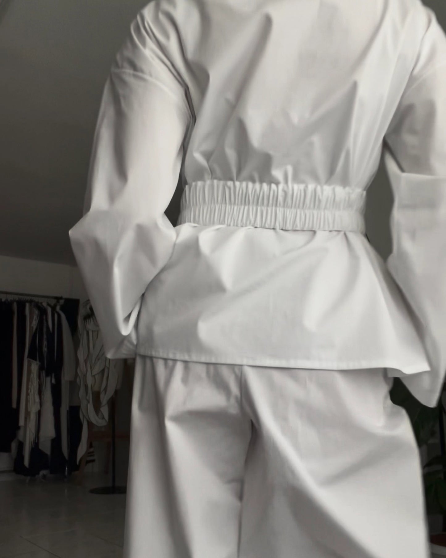 Burcu Aslan TOTAL OUTFIT WHITE, COTTON SET WITH FUNCTIONAL COLLAR (2-PIECE PANTS/SHIRT SET)